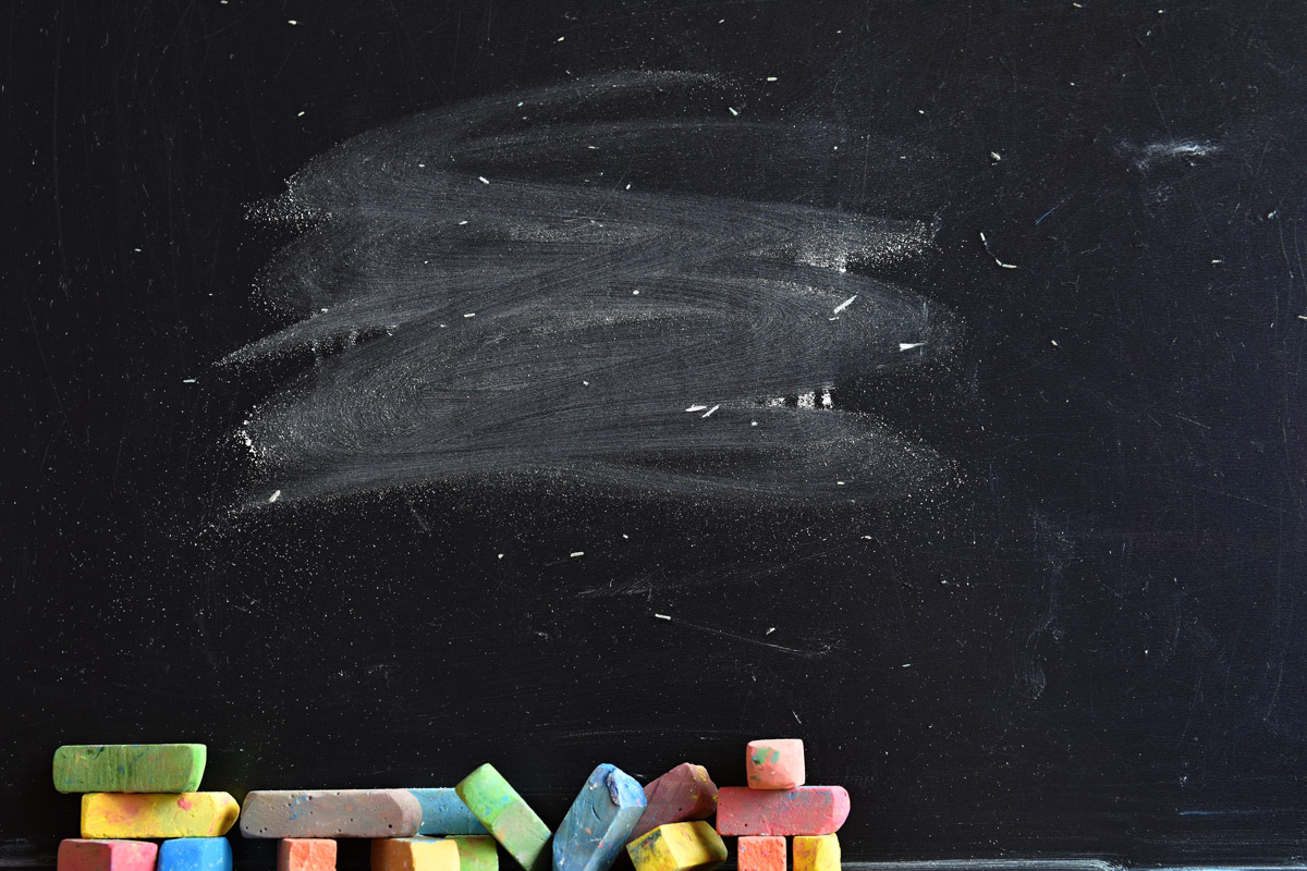 close-up-blackboard-with-pieces-colored-chalk_web